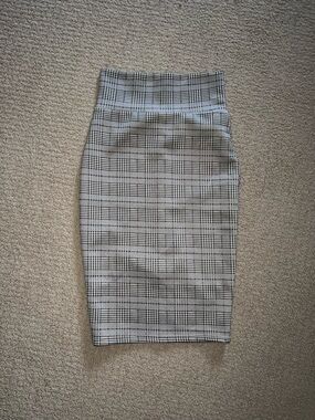 High-Waist Plaid Pencil Skirt - Black & White